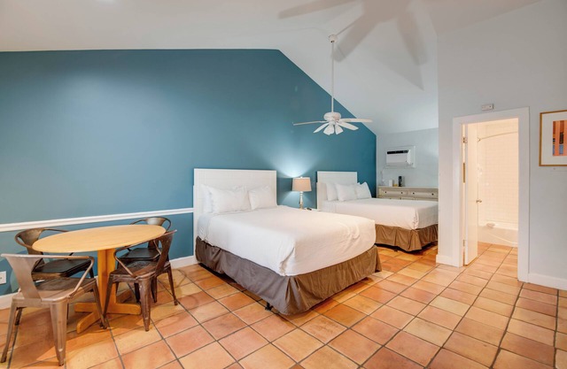 Egret Suite | Bright Retreat, Hot Tubs, Steps from Duval!