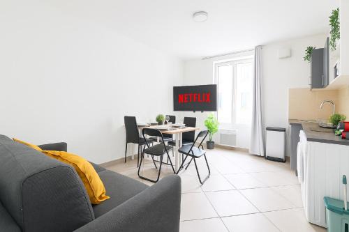 Eiffel Tower - Heart of Paris-1BR-4P with NetFlix
