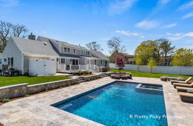 Eileen's Escape: 021-C Luxurious Chatham Home, Heated Saltwater Pool, Newly Renovated