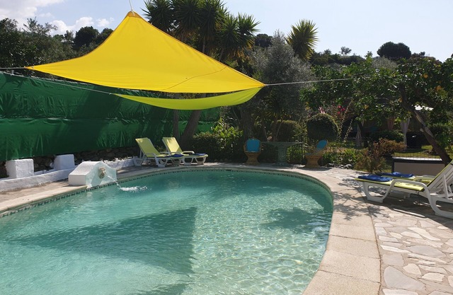 'El Nido' Peaceful holiday cottage with private pool and gardens. Dog friendly.