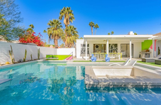 El Sip: Swim Up Pool Bar, Fire Pit, Bikes, Games