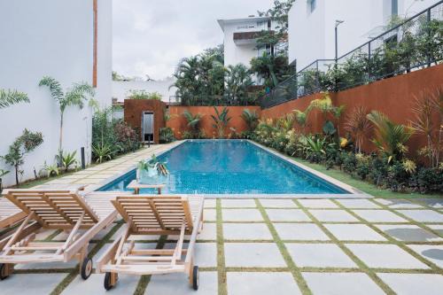 El Volar 2BHK Luxury Apartments 10 Minutes from Candolim Beach with Big common Pool, Fully Equipped Kitchen, 24x7 Security, Wifi