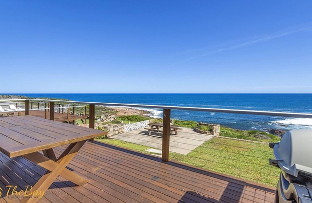 Elanora - Ocean St No.8 - Oceanfront in sleepy Fishermans Bay