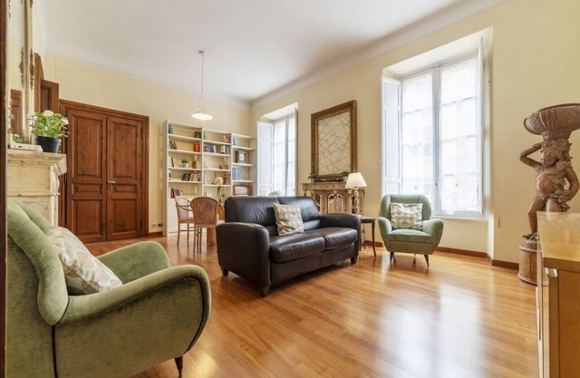 Elegant 110 sqm apartment, which can accommodate up to 3 people, located on the fourth floor of a period building with lift (not suitable for the disabled). The property, in the Traffic Restricted Area (ZTL), is located in the heart of the historic cente