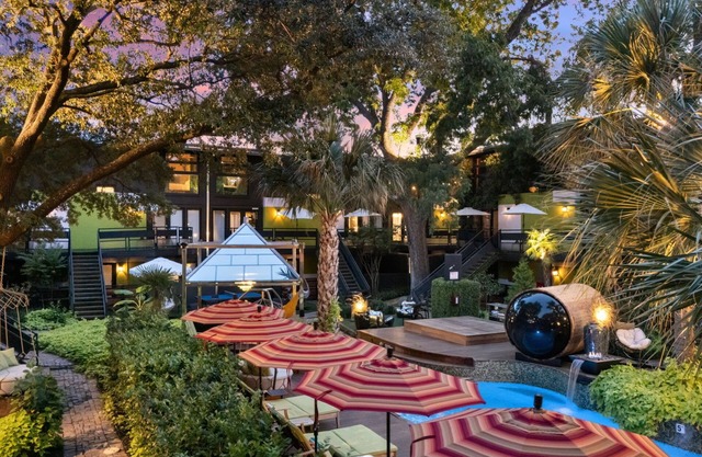 Elegant 2BR condo with dual king suites, private patio, and access to resort-style pool and wellness amenities in Dallas’s coveted Lakewood neighborhood.