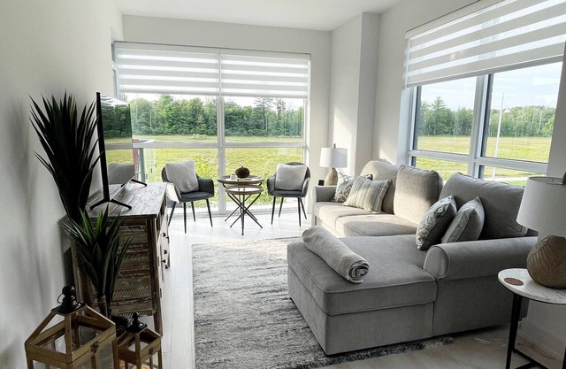 Elegant 2brdm/2bath Condo at Friday Harbour w/balcony!