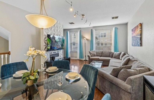 Elegant 3-Bedroom Townhome at Vista Cay