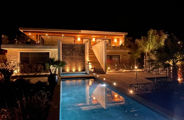 Elegant 360m² Seaside Villa – Ultimate Relaxation