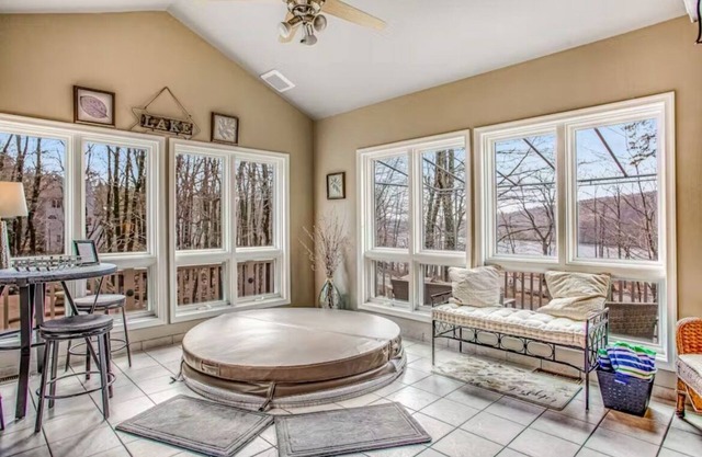 Elegant 5-bedroom house in Beautiful Lake Harmony with view of the Slopes