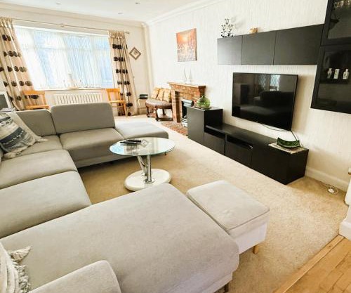 Elegant 5BDR Executive Home Chigwell