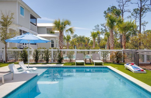 Elegant 5BR 30A Retreat Private Saltwater Pool Golf Cart & Bikes