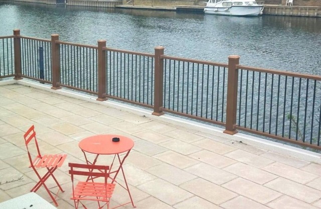 Elegant Accommodation: Thames Mansion – Water View