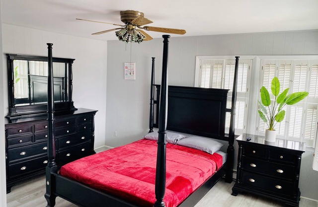 Elegant and Bright Ocean Block Home w/Private Balcony, BBQ & Patio