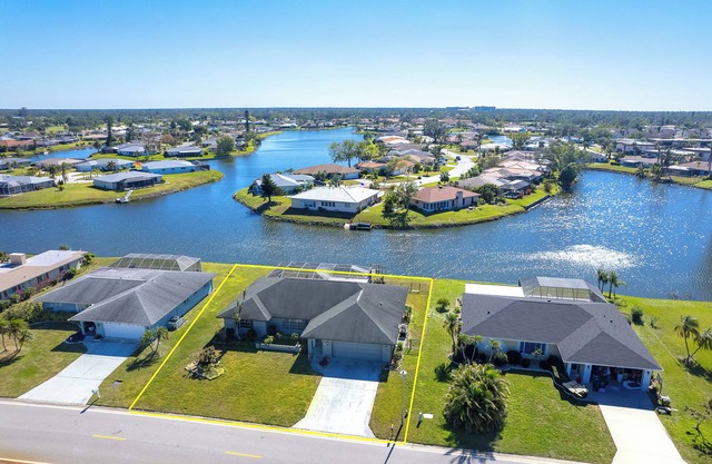 Elegant and Spacious 3-bedroom house with Pool, in Venice, AC, WiFi, Lakefront