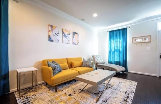 Elegant and Stylish Retreat, Free Parking Included