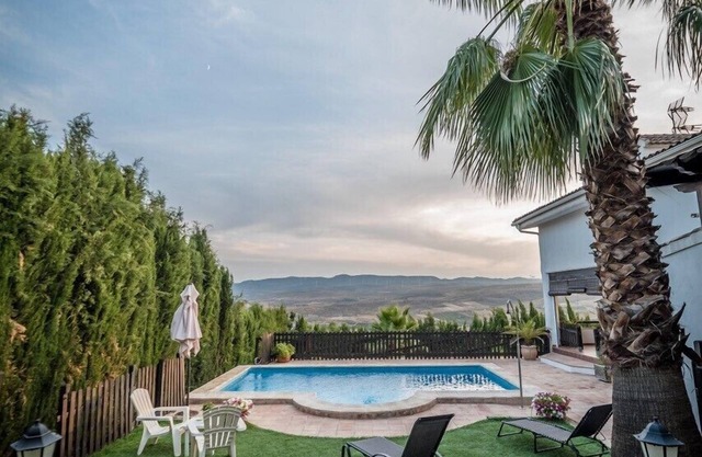 Elegant apartment with a charming view next to Granada