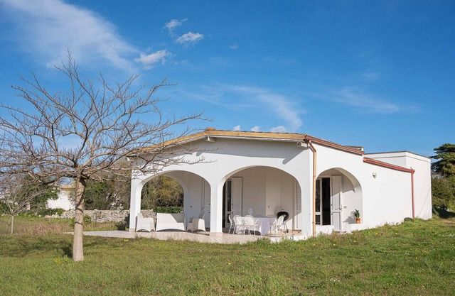 Elegant cottage nestled in the countryside within walking distance of the crystal clear sea