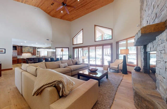 Elegant Flagstaff Golf Club estate with exquisite views, fireplace