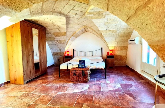 ELEGANT HOUSE WITH STONE VAULTS