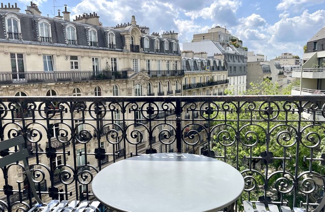 Elegant Haussmann Parisian flat close Eiffel Tower