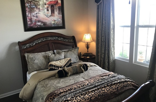 ❤️Elegant Manor- Sleeps 12+⭐Golf Course View⭐King bed, Two Queens, Double