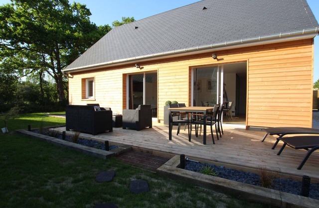 Elegant Modern Cottage with Enclosed Garden and Parking