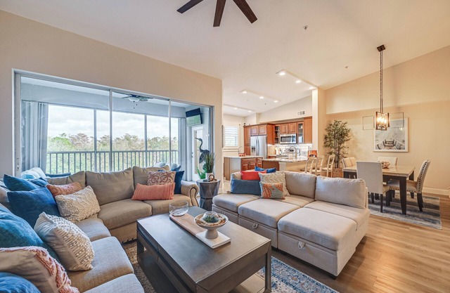 Elegant Naples Condo w/Golf View & Community Pool