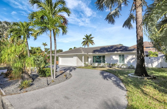 Elegant Pool Home - Beach, Restaurants, Shopping, Heated Spa