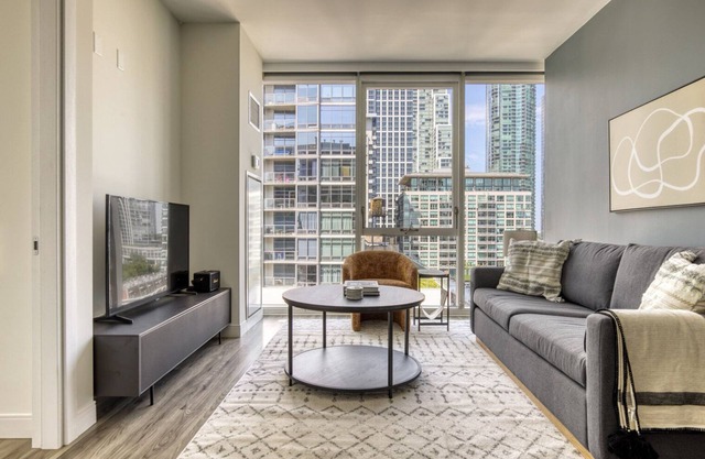 Elegant South Loop 1BR w/Gym & Pool, nr Grant Park, by Blueground