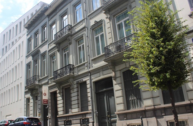 Elegant studios. Fully equipped kitchen. Great location.