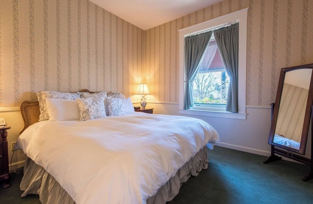 Elegant Suite Near Charles M. Schulz Museum – Perfect for Couples + Wine Lovers