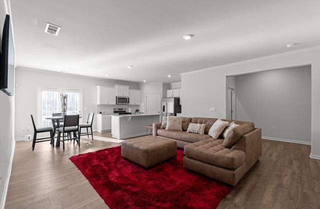 Elegant Townhouse Retreat Near Mall Of Georgia