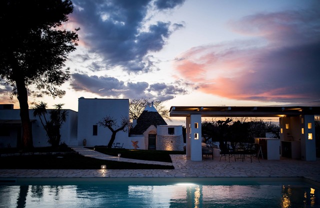 Elegant trulli and lamia for exclusive use, with heated pool.