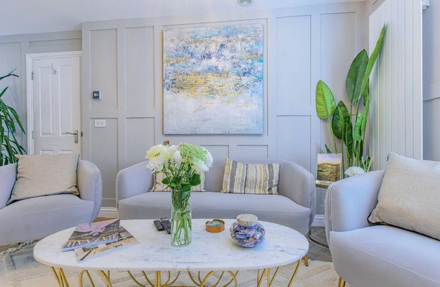 "Elegant Urban Escape: Central Location, Designer Touches – Your Perfect Stay"