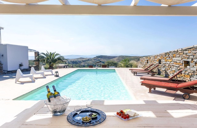 Elegant Villa Petra, Thea and a guest house with a swimming pool and sea view