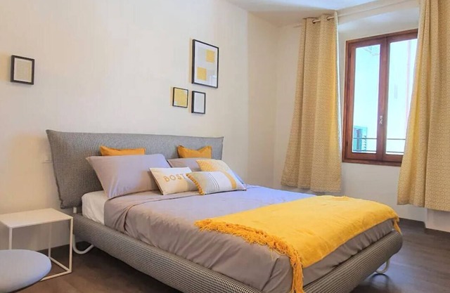 Elegant Yellow Apartment In Via San Gallo