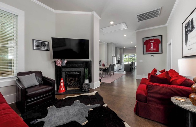 Elephant In The Room- Walk to UA and Downtown