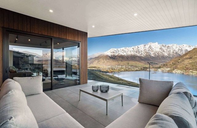 Elevated Tranquility: Luxe Lakeview Horizons