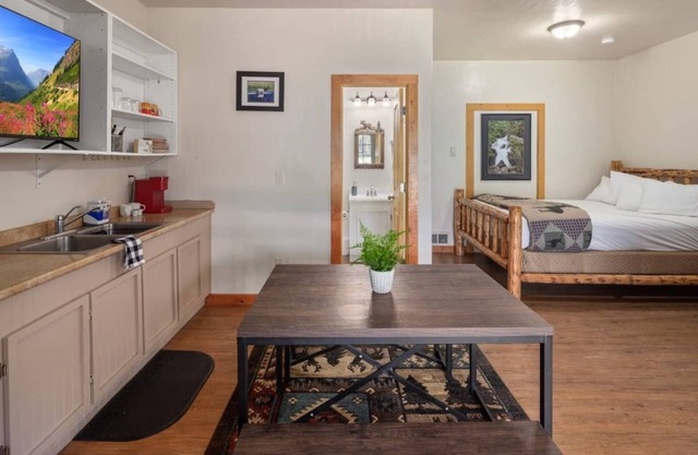 Elk Crossing Studio! 6 Miles to Glacier!