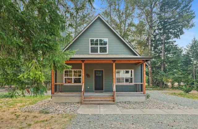 Elkhorn Cabin- In the heart of downtown Packwood, WA. Sleeps 10