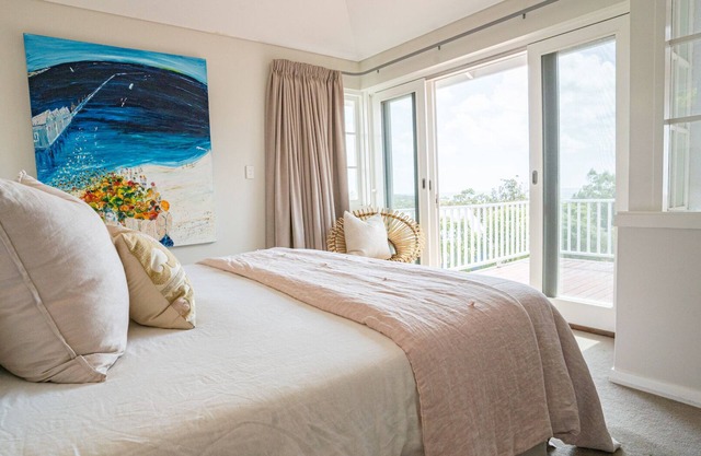 Ellavista LUXE beachside home with ocean views and WIFI