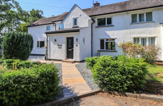 ELLERBECK BRIDGE, pet friendly, character holiday cottage in Kendal