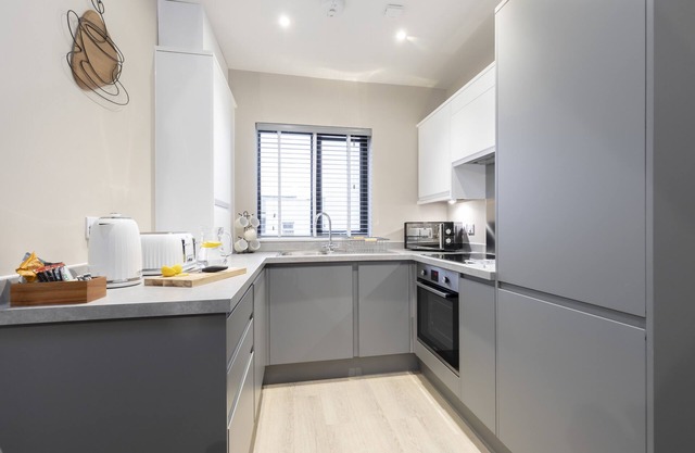Elliot Oliver - Chic 2 Bedroom Town Centre Apartment