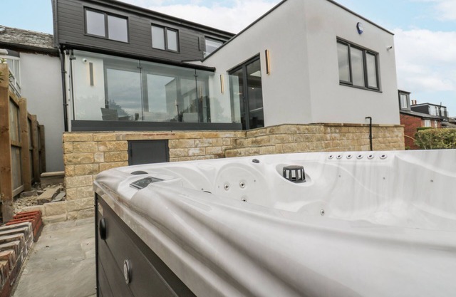ELLIS HOUSE, pet friendly, luxury holiday cottage in Huddersfield