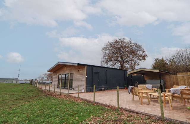 ELLIW, family friendly, with hot tub in Ruthin