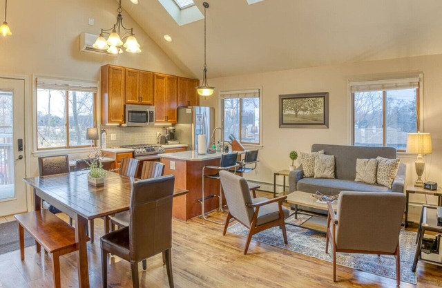 Elyon Hall CoachHouse, Indiana Dunes Nat’l Park, 10 min hike to Beach