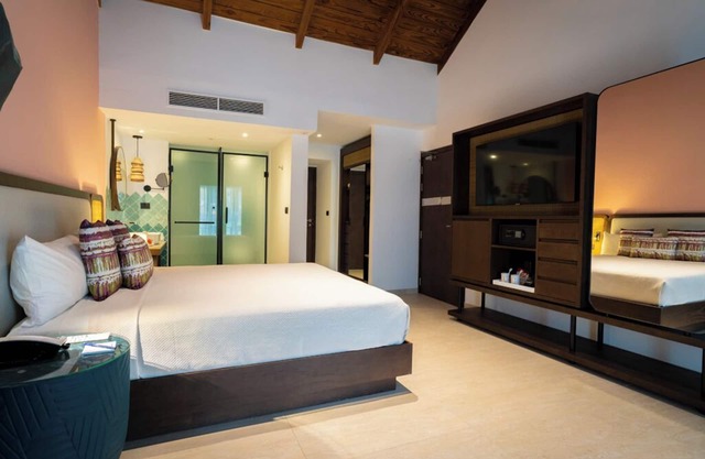 Embrace Beachfront Tranquility in Our Family-Friendly Room! Pool, Beach Access!