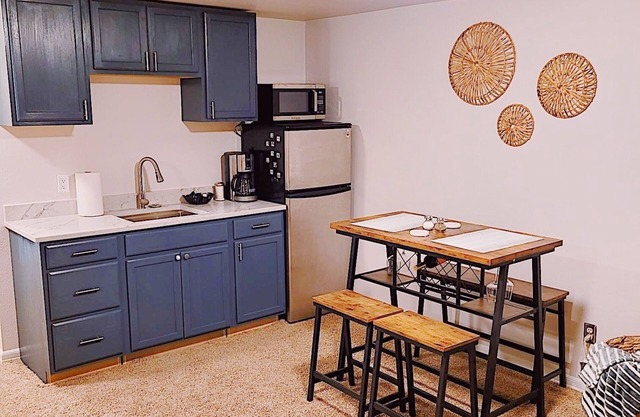 Emerald City Retreat: Cozy 2BR Home with Backyard & Patio