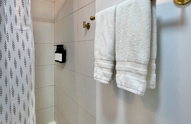 Emerald Haus - East Village Gem - Sleeps 3