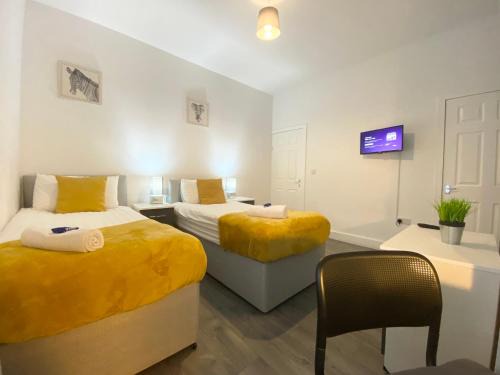 Emerald Living - Hanley, Stoke-on-Trent, sleeps 5, with free parking!